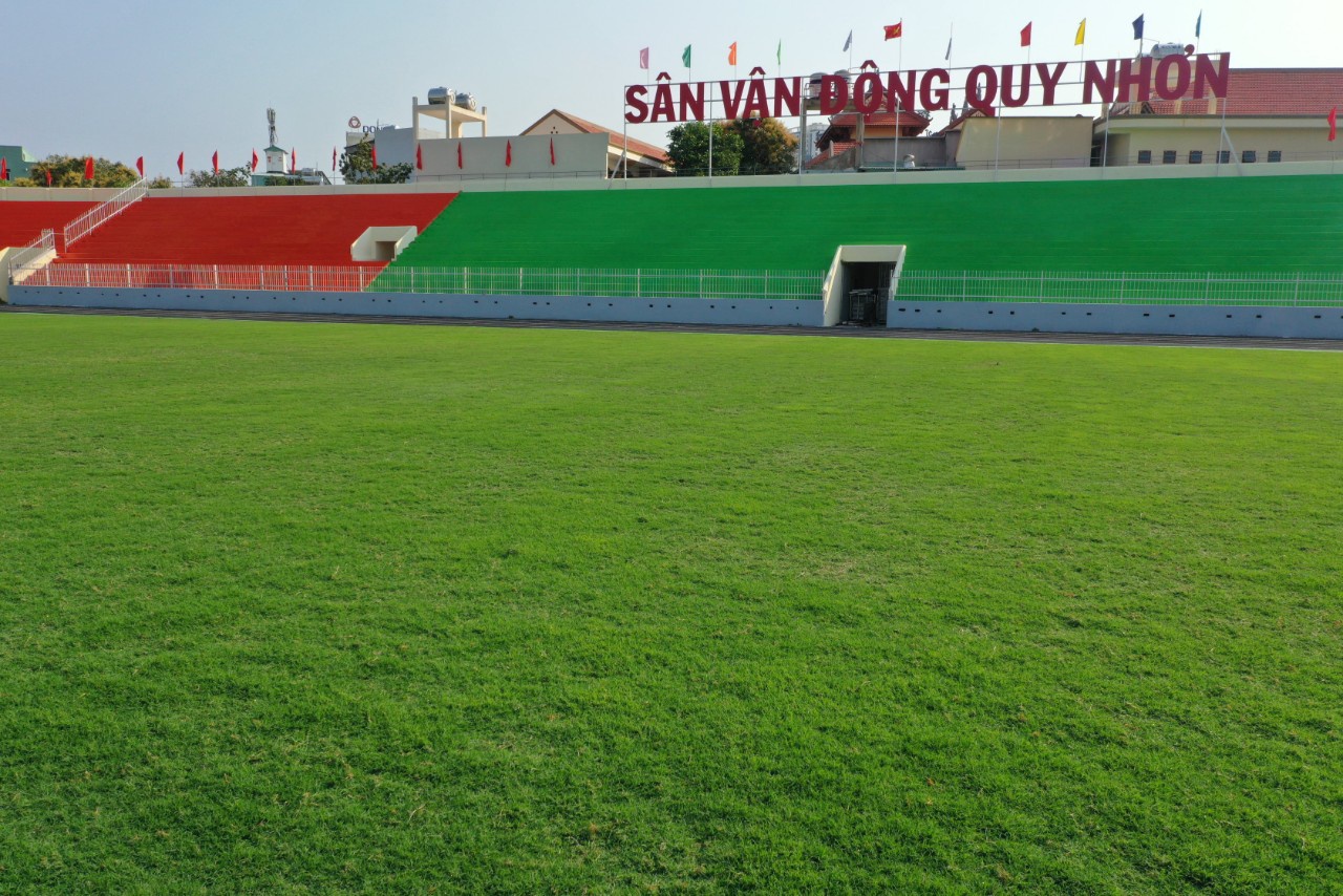 CLB Bình Định: Sân Quy Nhơn đẹp quá 'nhìn không ra', xúng xính màu áo mới - ảnh 7
