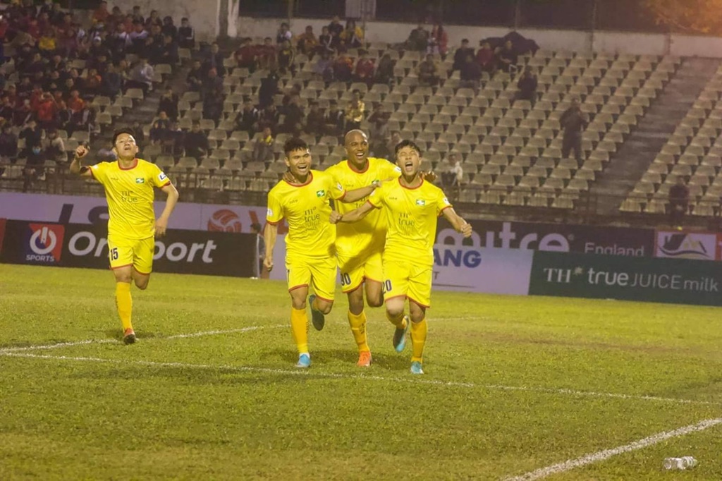 Sau đội Hà Nội chê mặt sân Thiên Trường, đến lượt HLV Bình Định chỉ trích sân Vinh - ảnh 3
