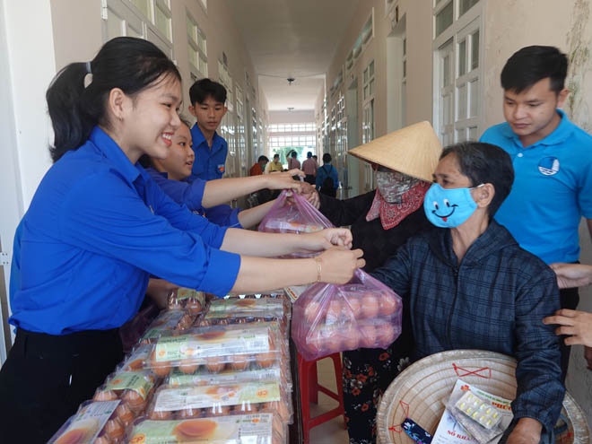 Thanh niên Bình Định tặng tủ thuốc, khám bệnh miễn phí cho người dân - ảnh 2