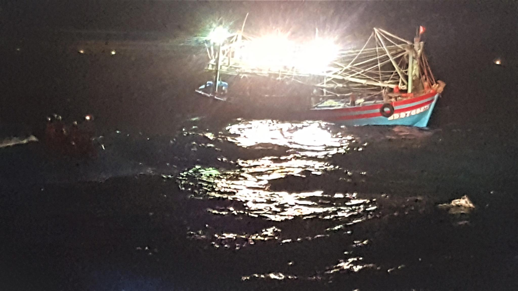 Cứu nạn 7 ngư dân tỉnh Bình Định trôi dạt trong biển động, tàu bị phá nước - ảnh 3