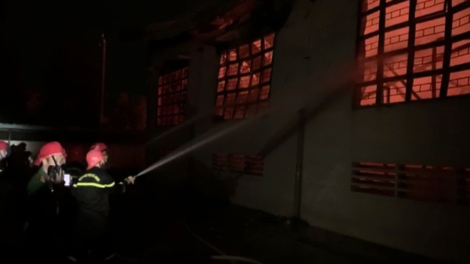 Bình Định: Nhà xưởng hơn 28.000 m2 chứa đồ gỗ bốc cháy dữ dội suốt đêm - ảnh 2
