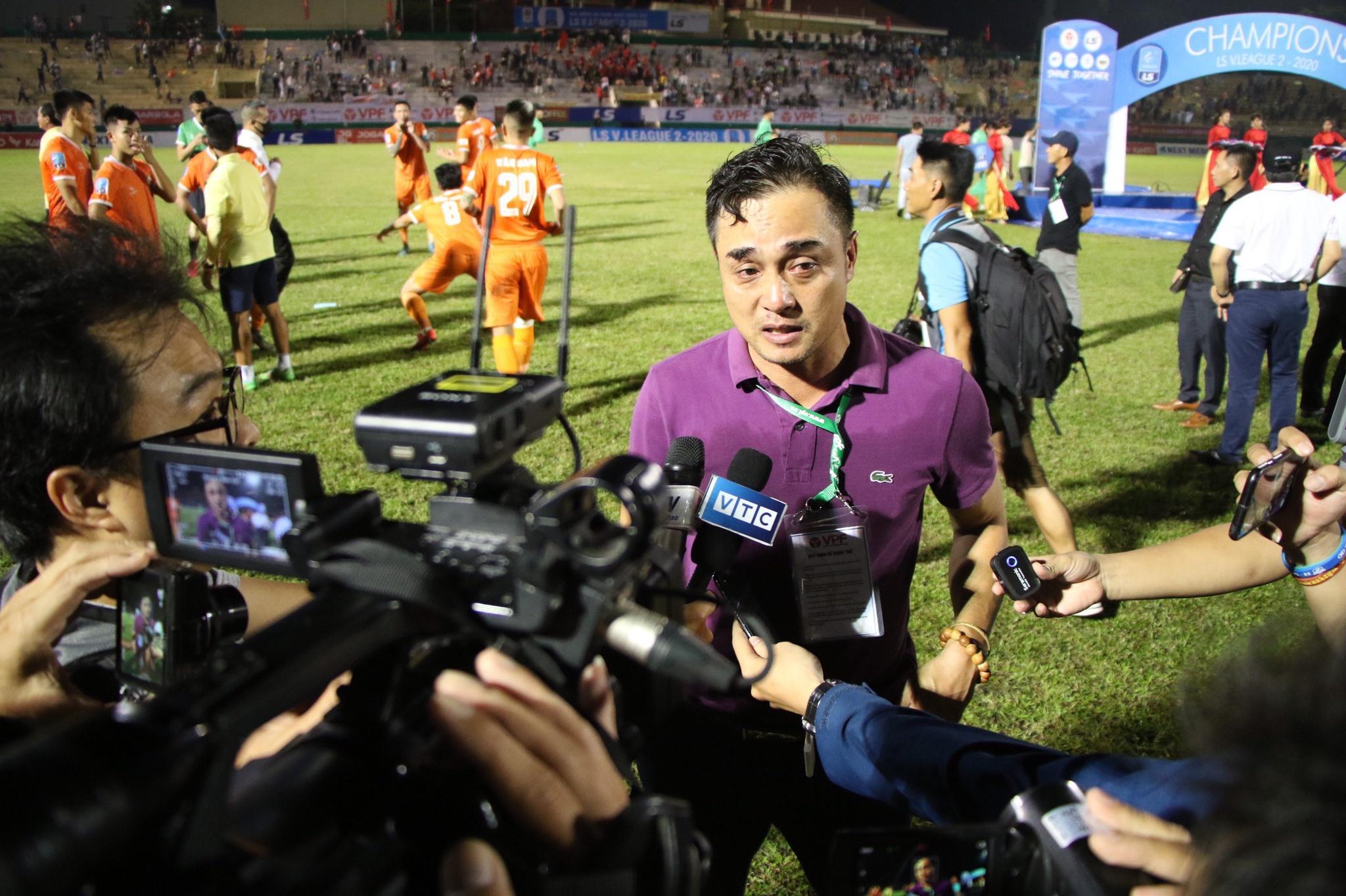 Chùm ảnh: Niềm vui của bóng đá Bình Định trở lại V-League sau 12 năm chờ đợi - ảnh 4