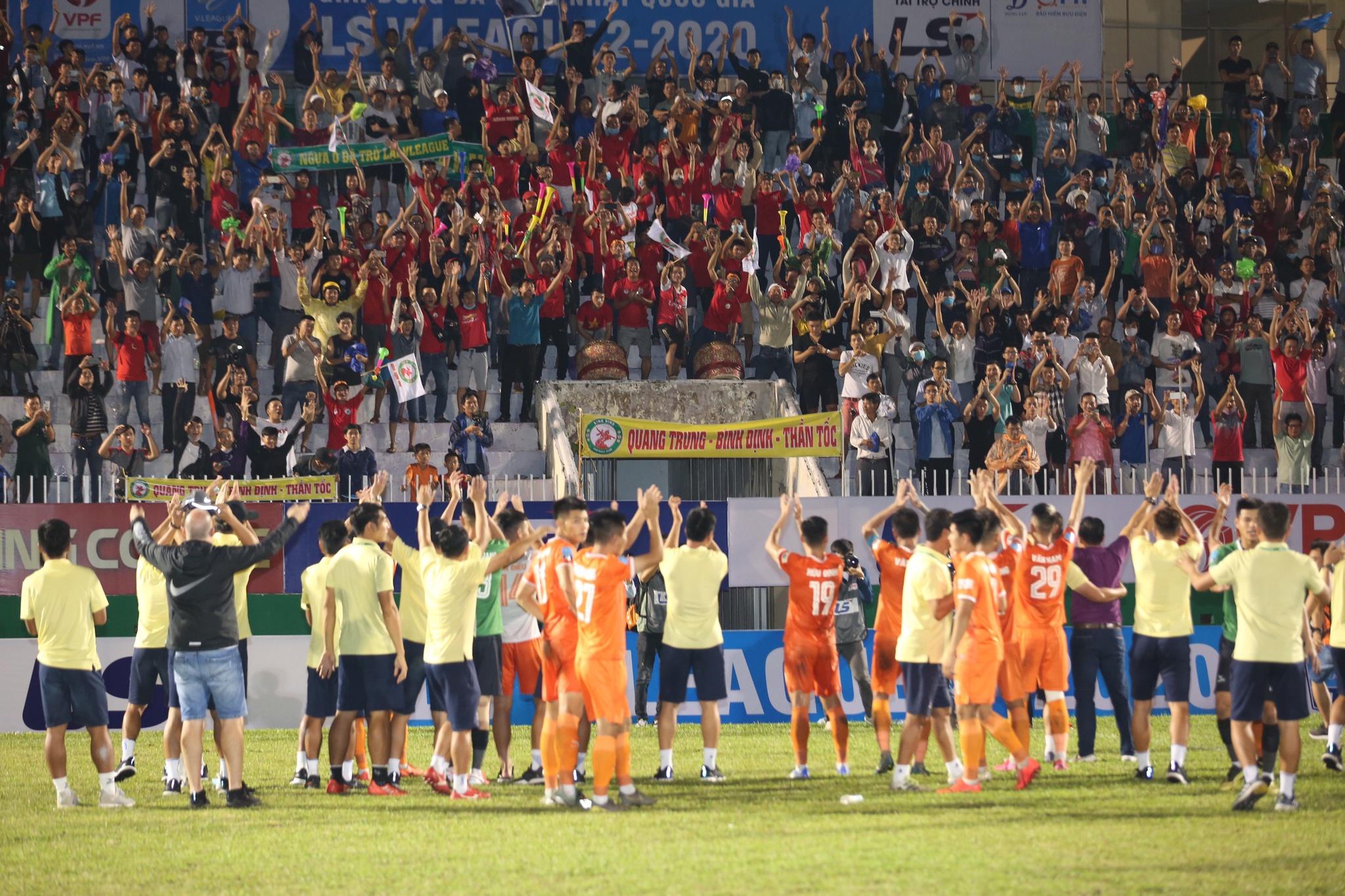 Chùm ảnh: Niềm vui của bóng đá Bình Định trở lại V-League sau 12 năm chờ đợi - ảnh 6