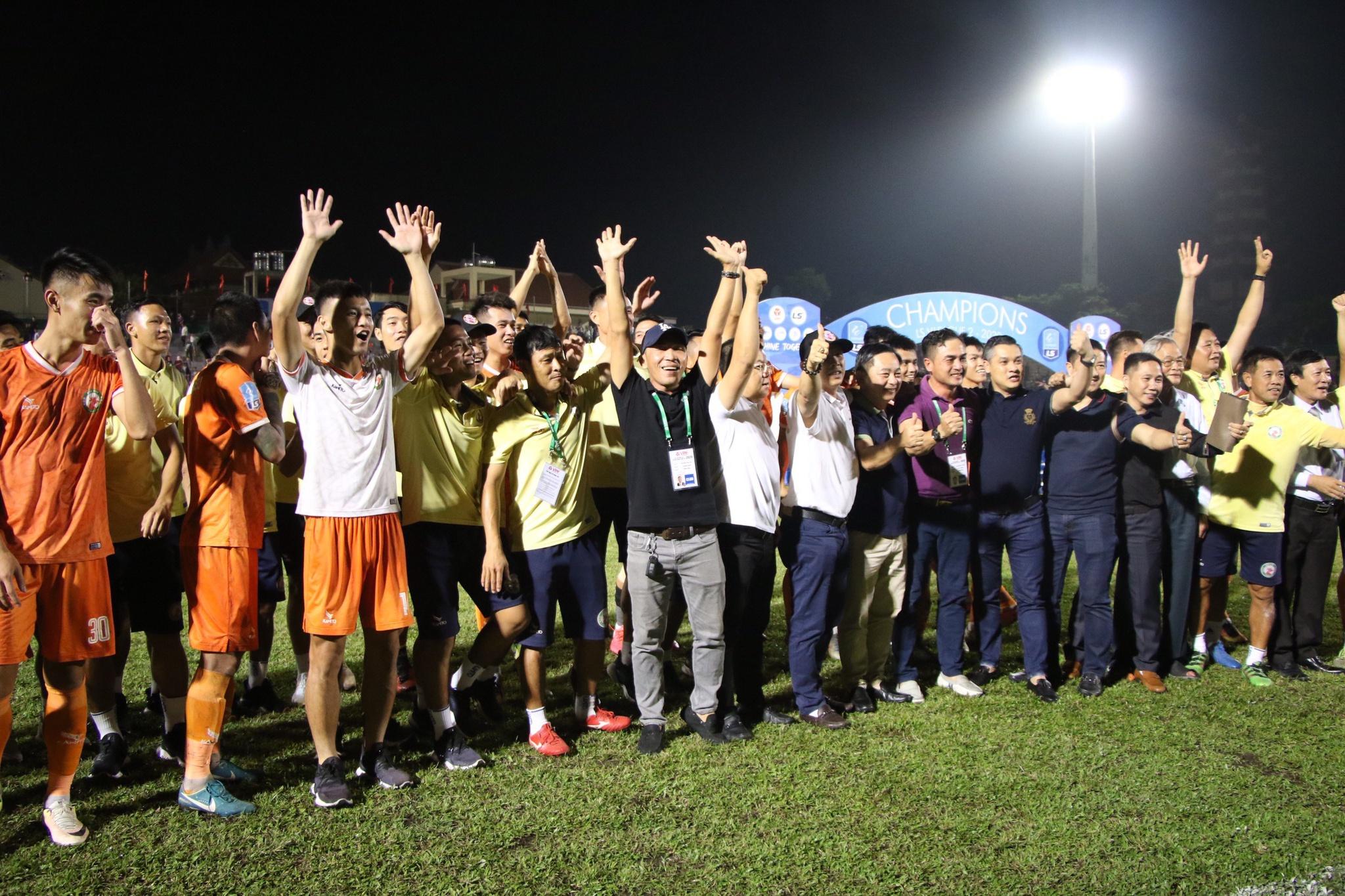 Chùm ảnh: Niềm vui của bóng đá Bình Định trở lại V-League sau 12 năm chờ đợi - ảnh 7