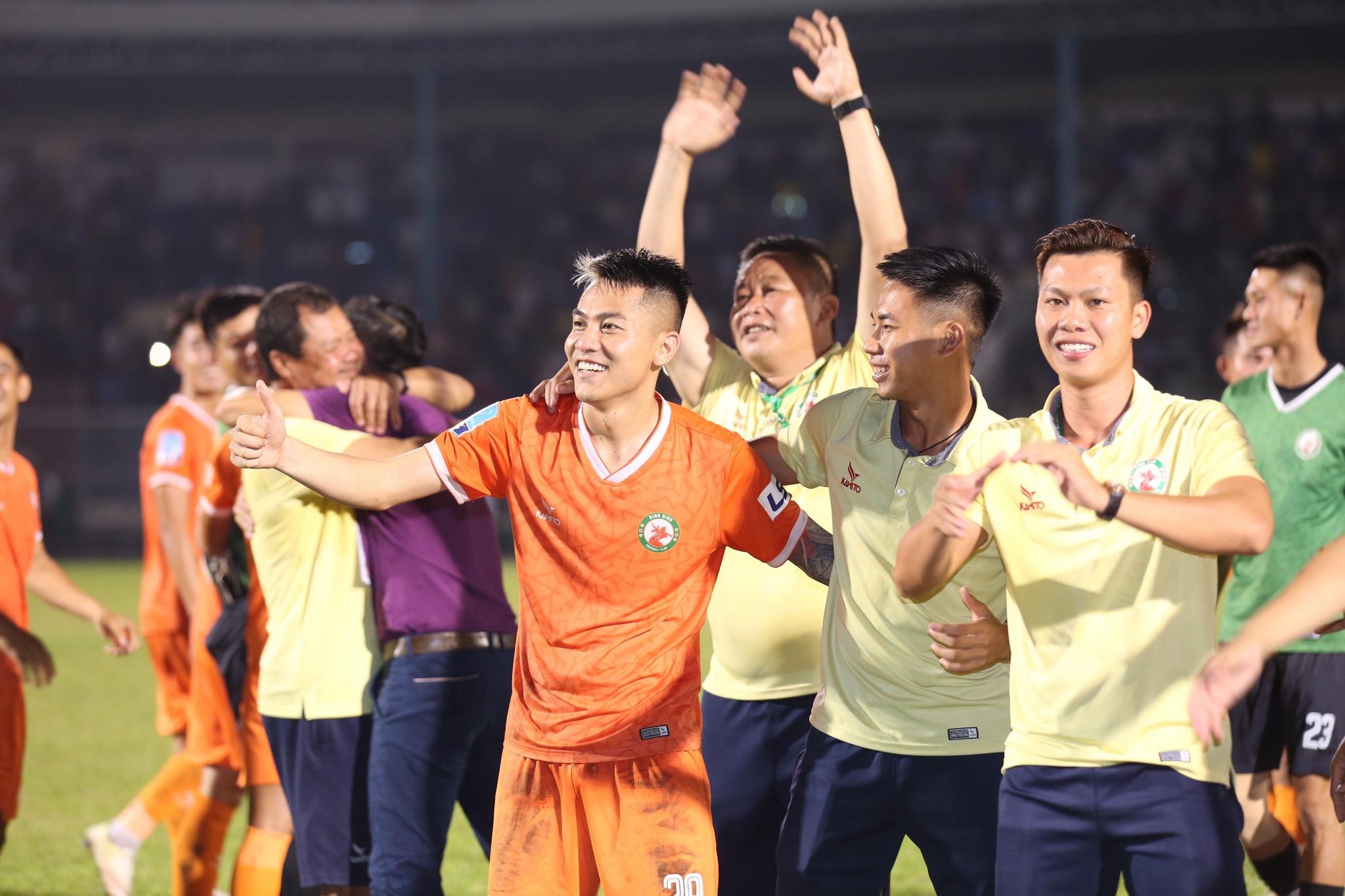 Chùm ảnh: Niềm vui của bóng đá Bình Định trở lại V-League sau 12 năm chờ đợi - ảnh 5