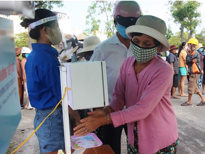 Cây ATM gạo đầu tiên ở Bình Định phát gạo miễn phí cho người dân - ảnh 1