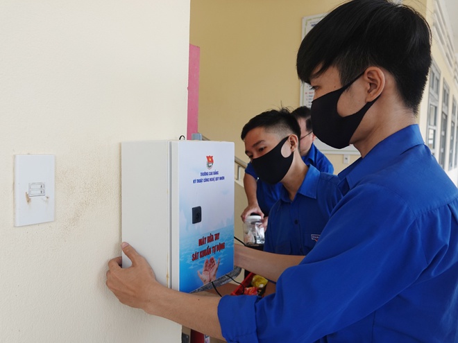 Thanh niên dọn vệ sinh, tiêu độc khử trùng 100% trường lớp ở Bình Định - ảnh 1