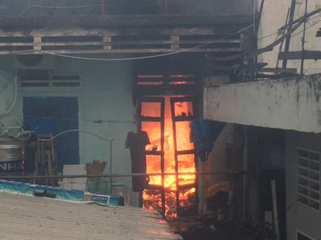 Bình Định: Một nhà dân bốc cháy trong bão số 12 - ảnh 1
