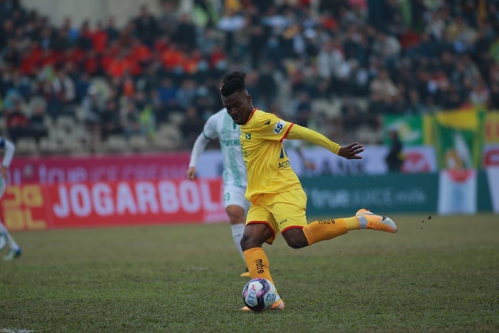Sau đội Hà Nội chê mặt sân Thiên Trường, đến lượt HLV Bình Định chỉ trích sân Vinh - ảnh 1