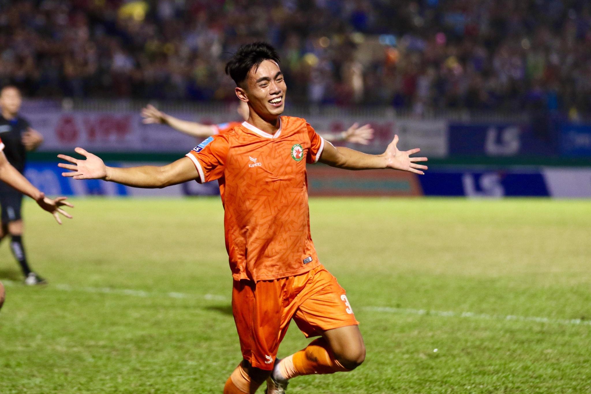 Chùm ảnh: Niềm vui của bóng đá Bình Định trở lại V-League sau 12 năm chờ đợi - ảnh 2