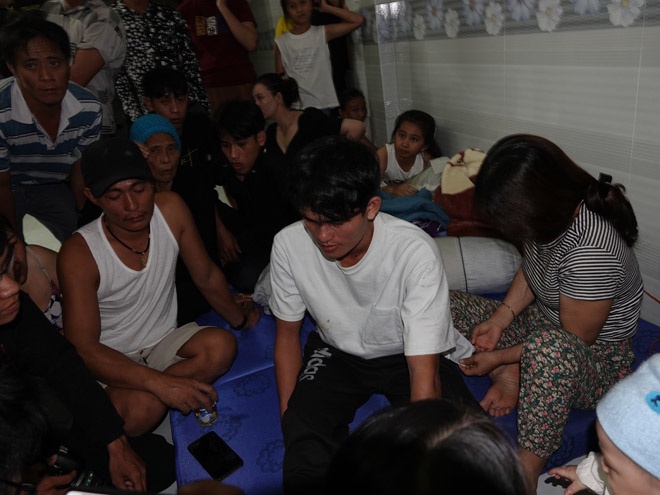 Bình Định: Làng biển rơi nước mắt đón 3 ngư dân trở về từ cõi chết - ảnh 7
