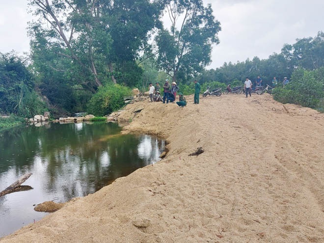 Một học sinh đuối nước ở Bình Định: Chỗ tai nạn là nơi khai thác cát trái phép? - ảnh 1