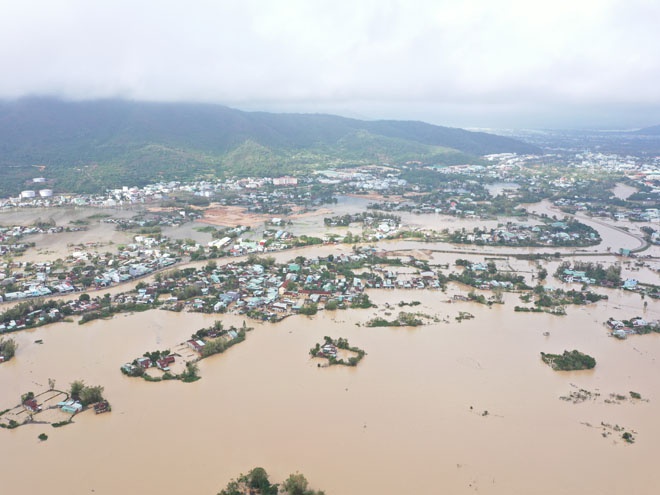 Mất hơn 1.000 tỉ đồng do mưa bão, Bình Định rất đề phòng bão số 13 - ảnh 1