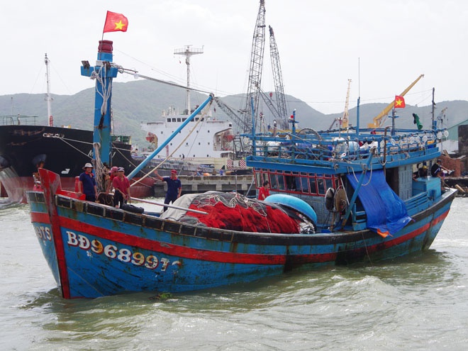 Cứu sống 4 ngư dân trên tàu cá Bình Định bị chìm - ảnh 1