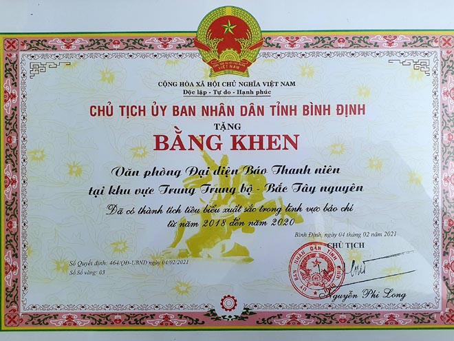 Chủ tịch UBND tỉnh Bình Định tặng bằng khen Văn phòng đại diện Báo Thanh Niên - ảnh 1