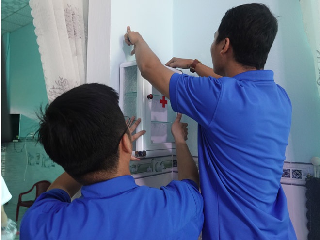 Thanh niên Bình Định tặng tủ thuốc, khám bệnh miễn phí cho người dân - ảnh 3