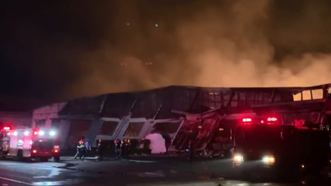 Bình Định: Nhà xưởng hơn 28.000 m2 chứa đồ gỗ bốc cháy dữ dội suốt đêm - ảnh 1