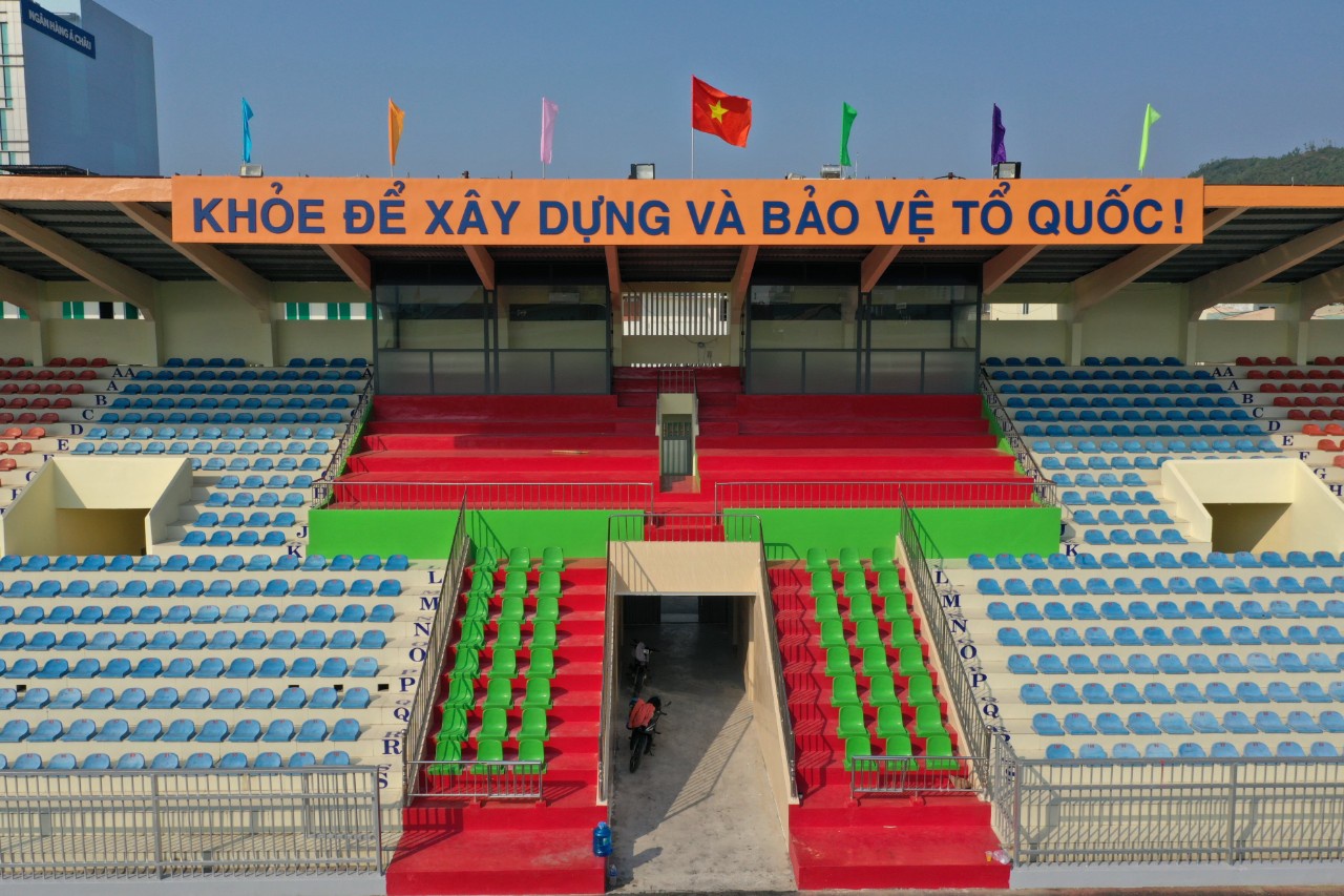 CLB Bình Định: Sân Quy Nhơn đẹp quá 'nhìn không ra', xúng xính màu áo mới - ảnh 2