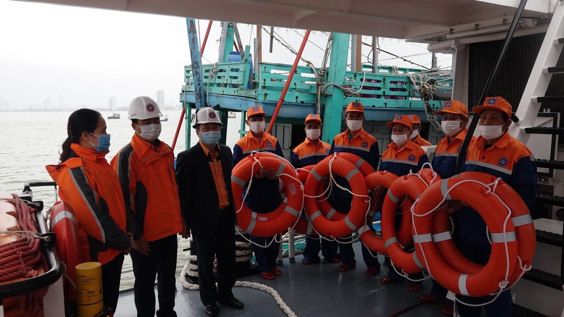 Cứu nạn 7 ngư dân tỉnh Bình Định trôi dạt trong biển động, tàu bị phá nước - ảnh 2
