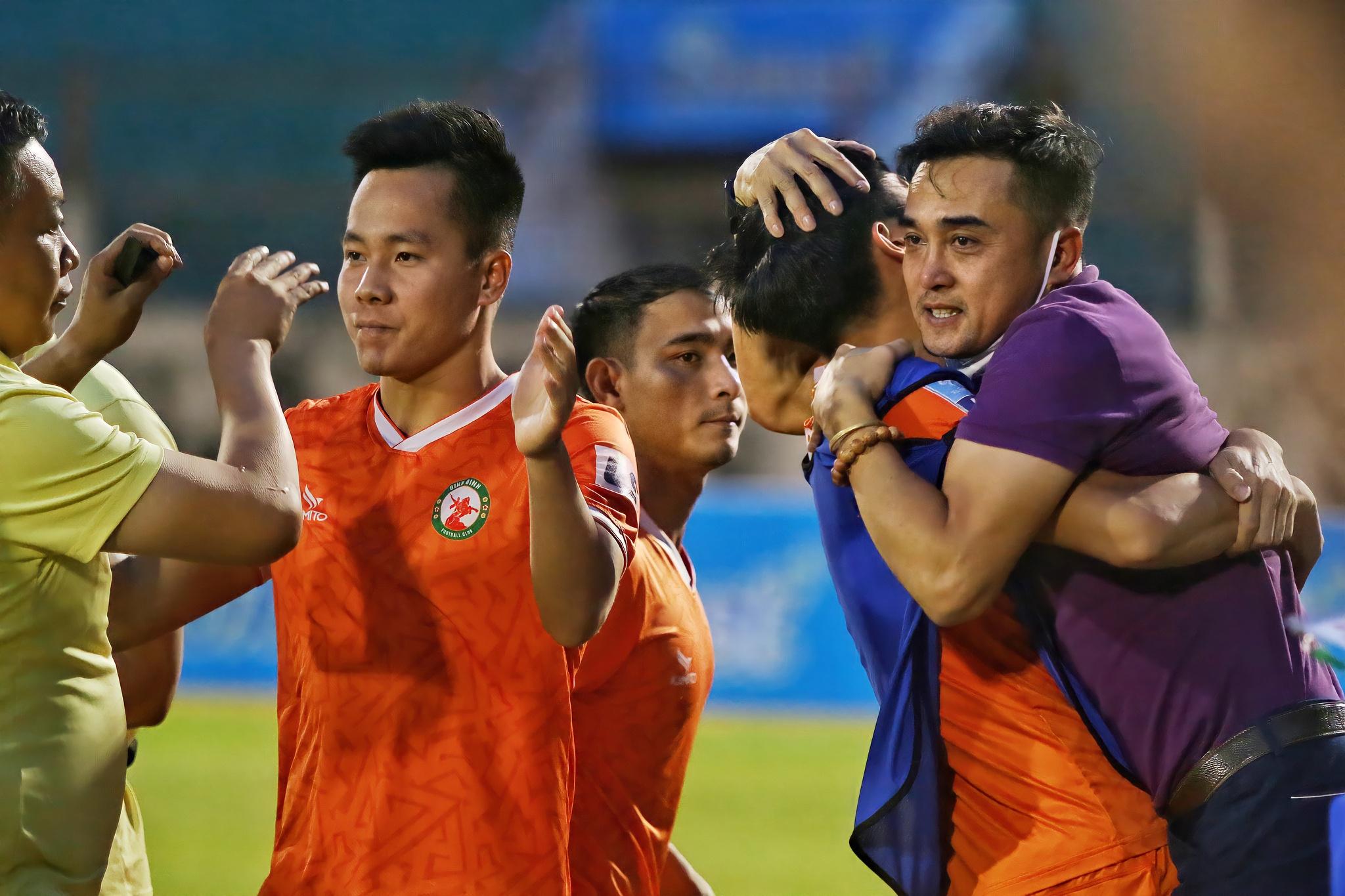Chùm ảnh: Niềm vui của bóng đá Bình Định trở lại V-League sau 12 năm chờ đợi - ảnh 3