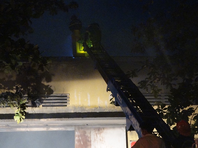 Bình Định: Kho vật tư của công ty điện lực bất ngờ bốc cháy giữa đêm - ảnh 1