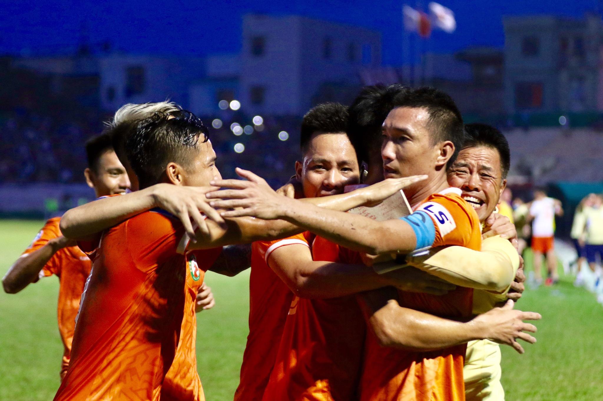 Chùm ảnh: Niềm vui của bóng đá Bình Định trở lại V-League sau 12 năm chờ đợi - ảnh 1