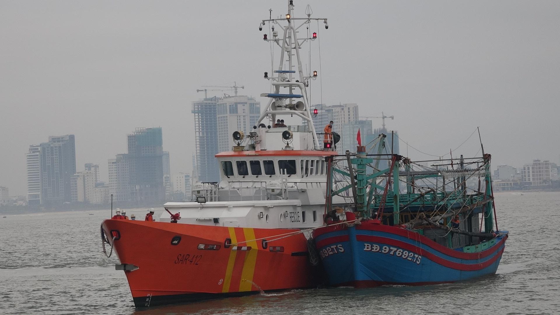 Cứu nạn 7 ngư dân tỉnh Bình Định trôi dạt trong biển động, tàu bị phá nước - ảnh 1
