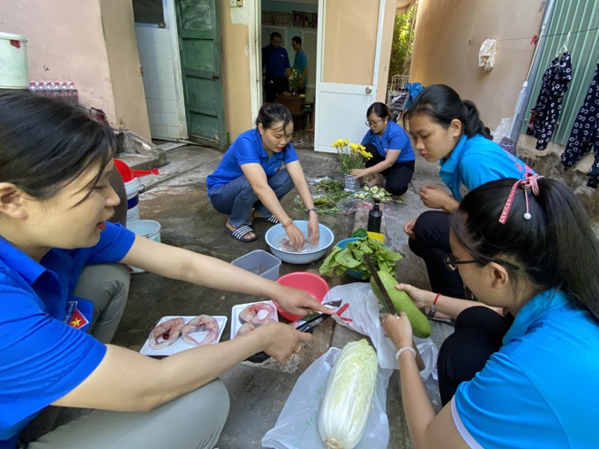 Tỉnh đoàn Bình Định tổ chức Bữa cơm yêu thương tại nhà Mẹ Việt Nam anh hùng - ảnh 2