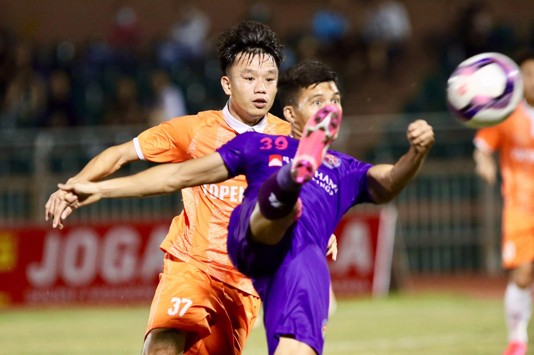 Kết quả giải Tứ hùng: CLB Bình Định nâng cúp trước 'mũi' Sài Gòn FC - ảnh 1