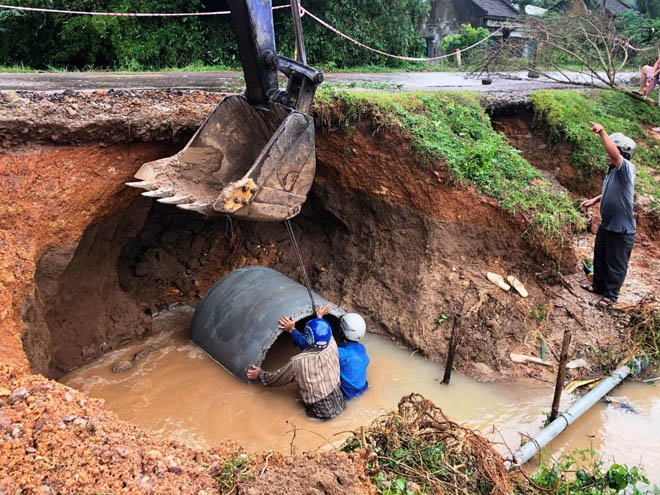 Mất hơn 1.000 tỉ đồng do mưa bão, Bình Định rất đề phòng bão số 13 - ảnh 2