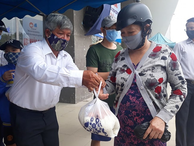 Cây ATM gạo đầu tiên ở Bình Định phát gạo miễn phí cho người dân - ảnh 2