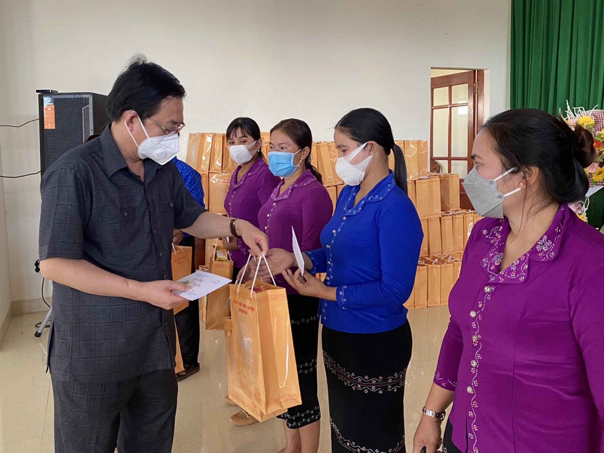 Lãnh đạo tỉnh Bình Định tặng hơn 2.000 suất quà tết cho người dân - ảnh 3