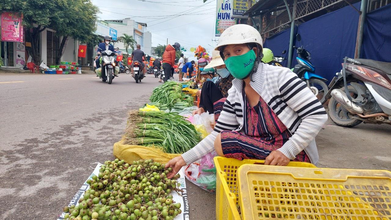 Bình Định: Người dân đổ xô đi mua lộc đầu năm tại hội chợ Gò  - ảnh 4