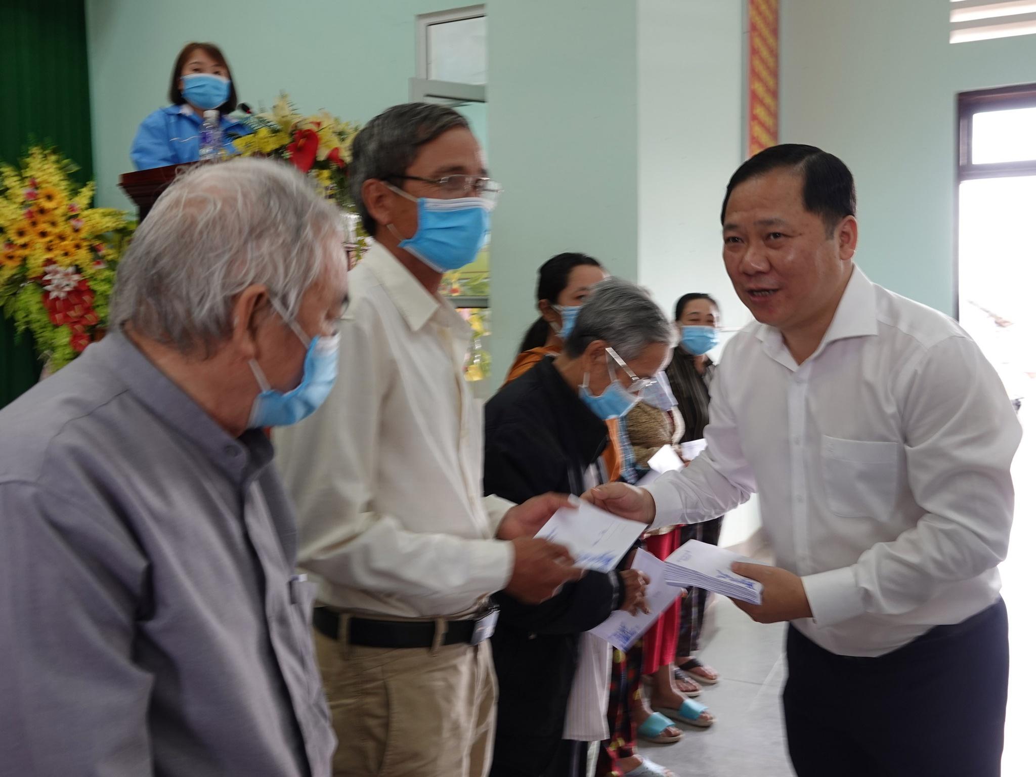Lãnh đạo tỉnh Bình Định tặng hơn 2.000 suất quà tết cho người dân - ảnh 2
