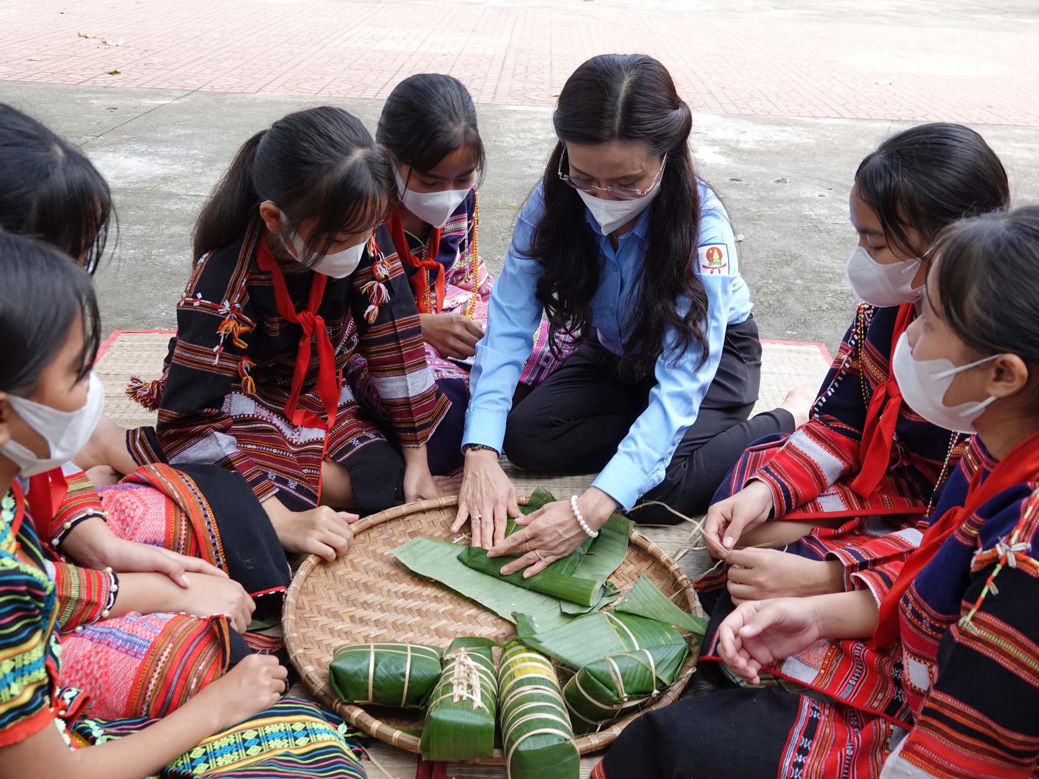 Trao quà tết cho học sinh miền núi Bình Định - ảnh 1
