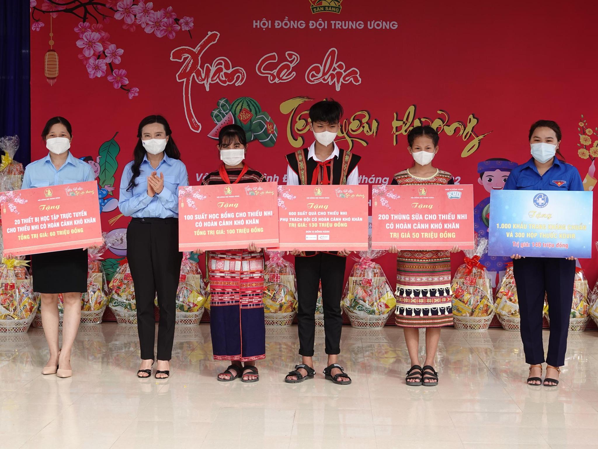 Trao quà tết cho học sinh miền núi Bình Định - ảnh 5