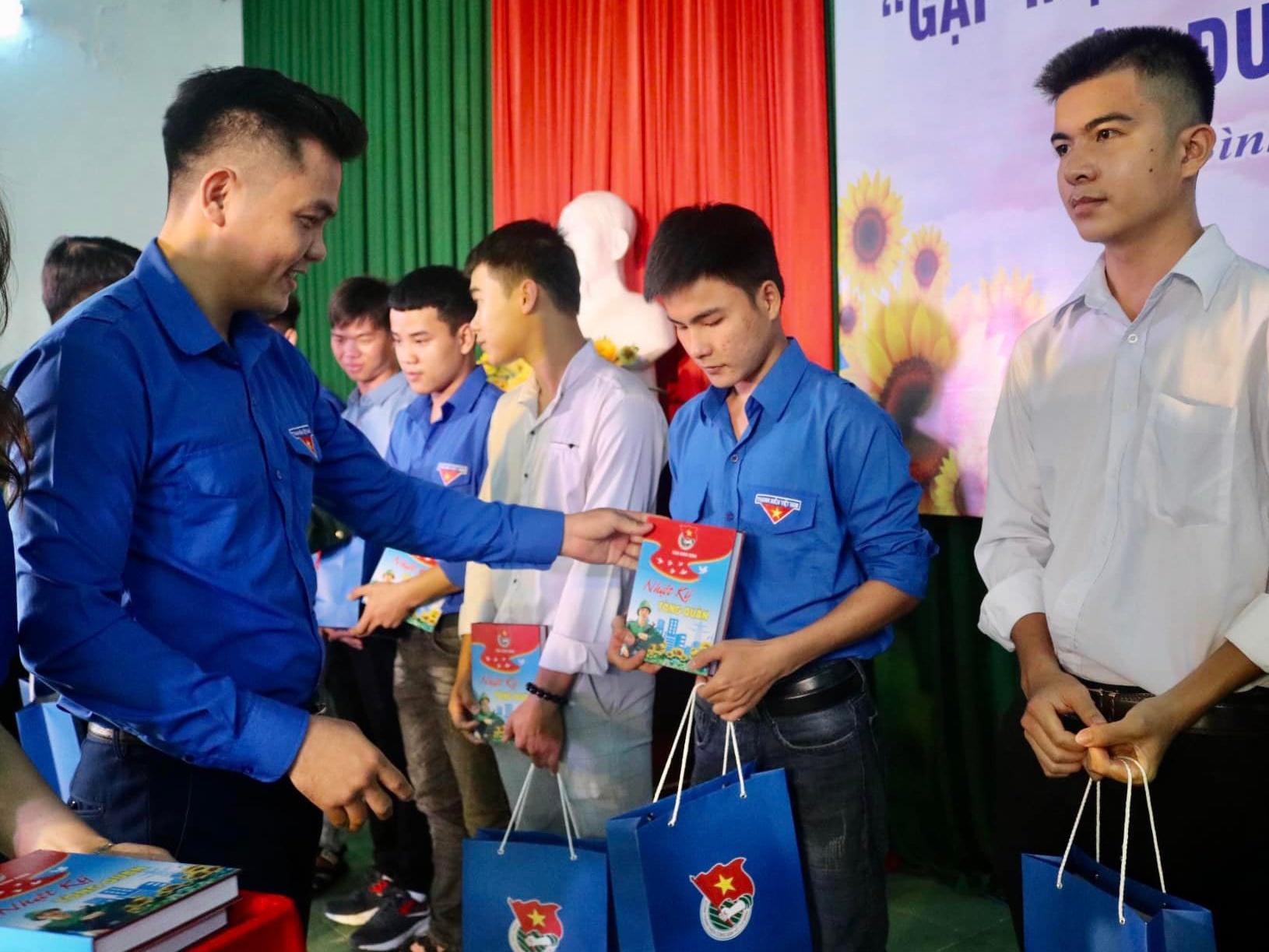 Tỉnh đoàn Bình Định tổ chức tọa đàm gặp mặt thanh niên tình nguyện nhập ngũ - ảnh 2
