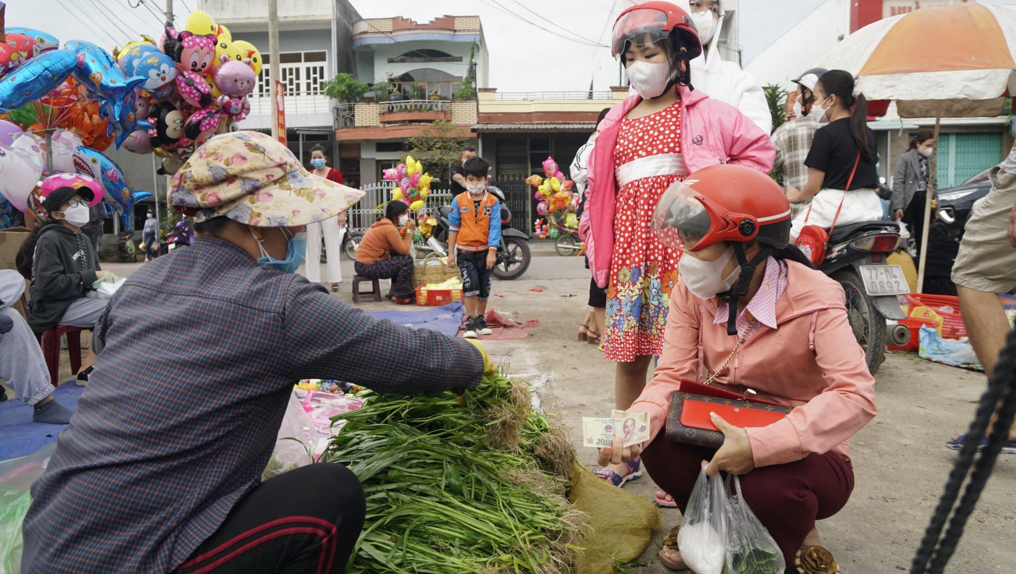 Bình Định: Người dân đổ xô đi mua lộc đầu năm tại hội chợ Gò  - ảnh 3