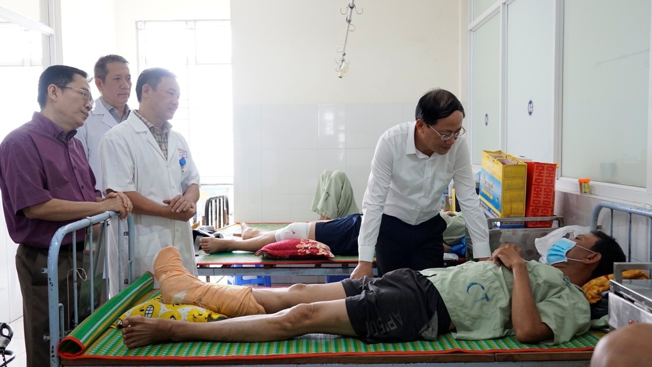 Chủ tịch UBND tỉnh Bình Định thăm nạn nhân vụ sập tường  - ảnh 1