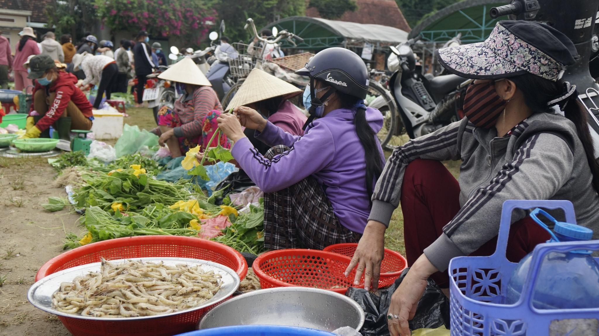Bình Định: Người dân đổ xô đi mua lộc đầu năm tại hội chợ Gò  - ảnh 2