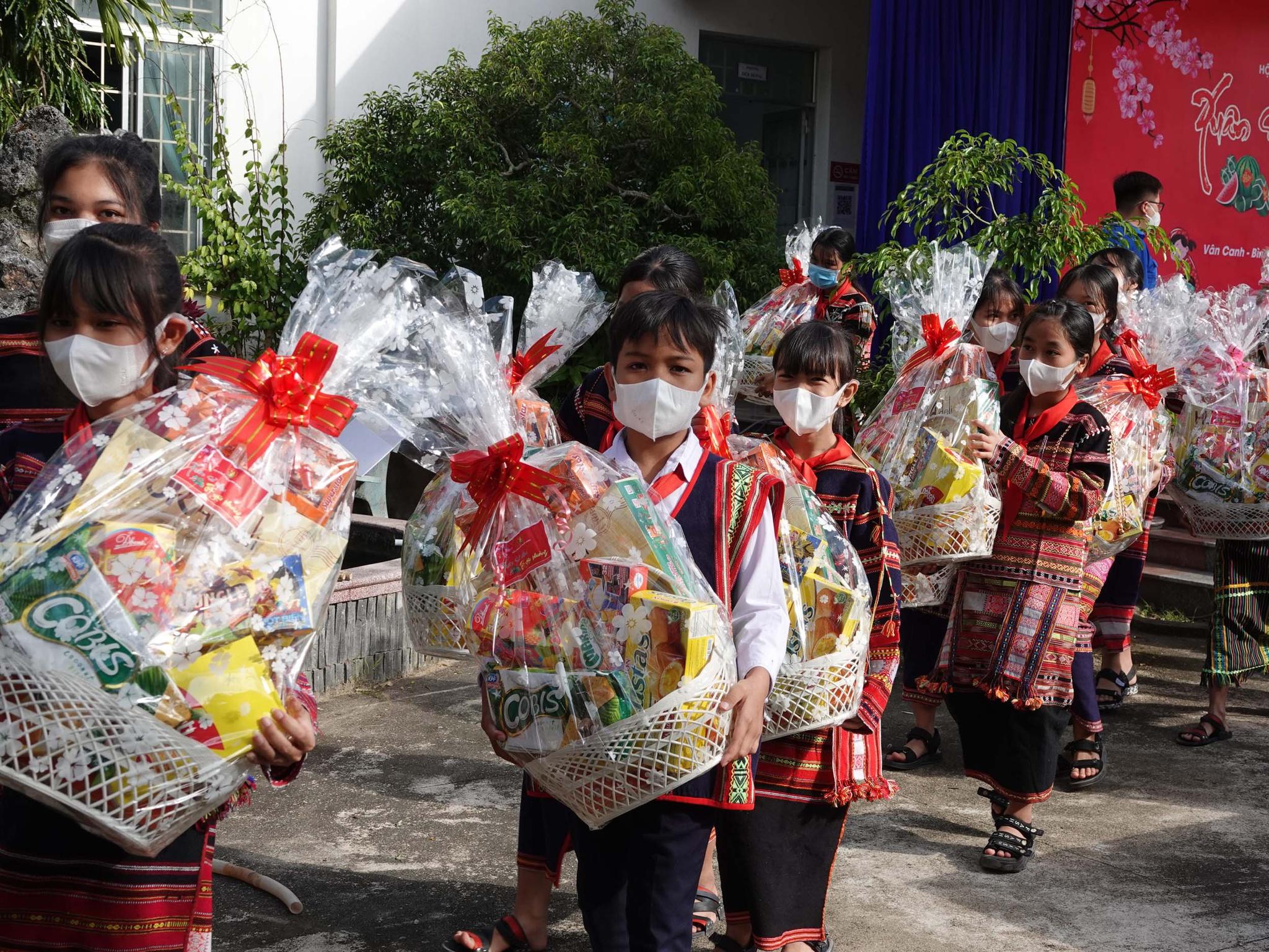 Trao quà tết cho học sinh miền núi Bình Định - ảnh 6