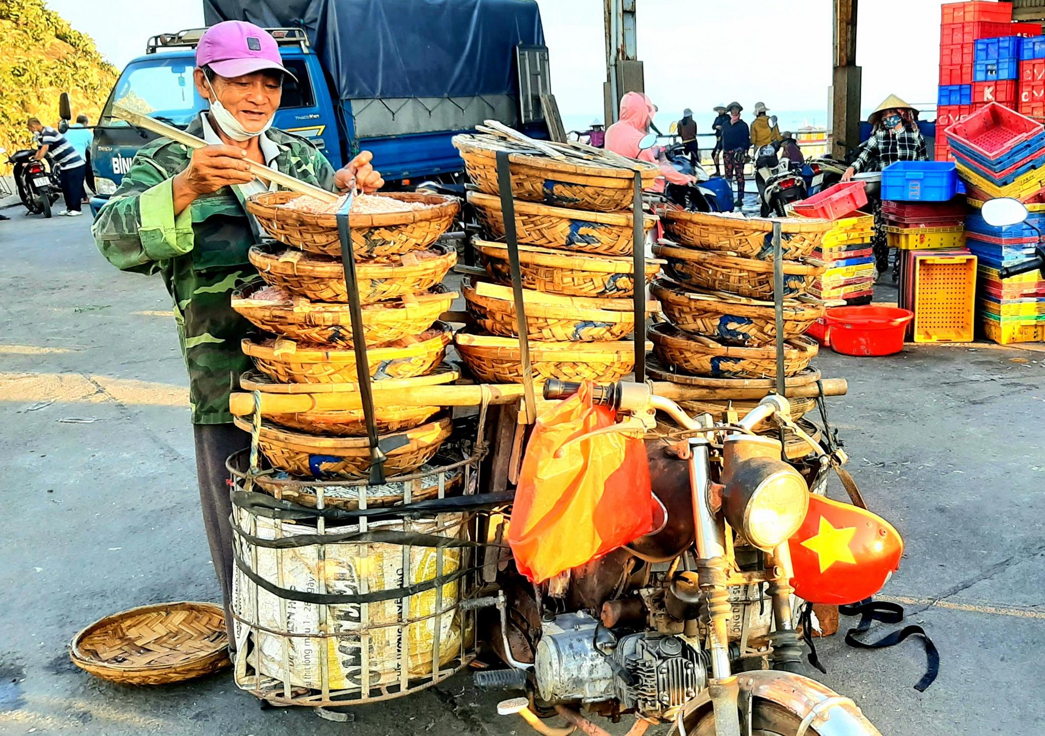 Bình Định: Một buổi đánh bắt gần bờ, thu từ 200 kg đến 1 tấn cá, ruốc - ảnh 9