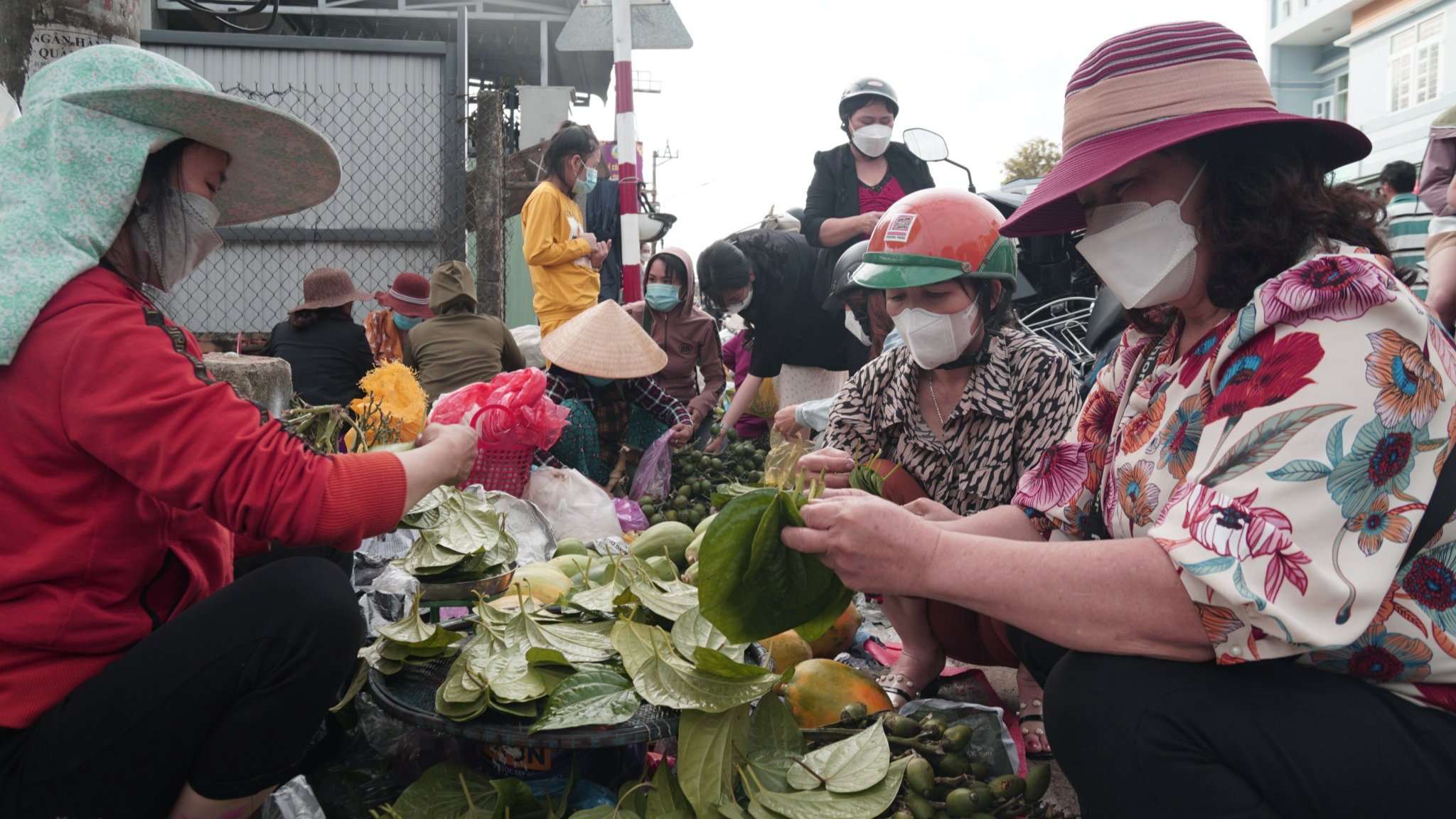 Bình Định: Người dân đổ xô đi mua lộc đầu năm tại hội chợ Gò  - ảnh 1
