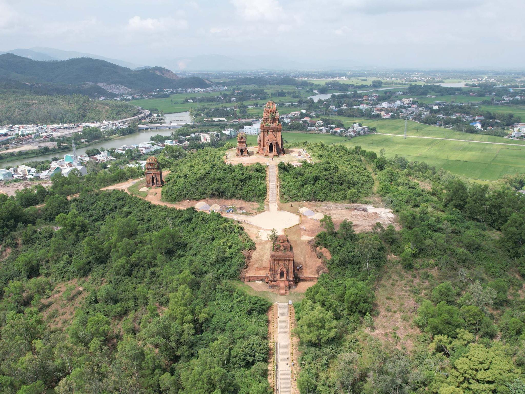 Dự án tu bổ tháp Bánh Ít ở Bình Định: Biết thi công sai vẫn cho làm? - ảnh 1