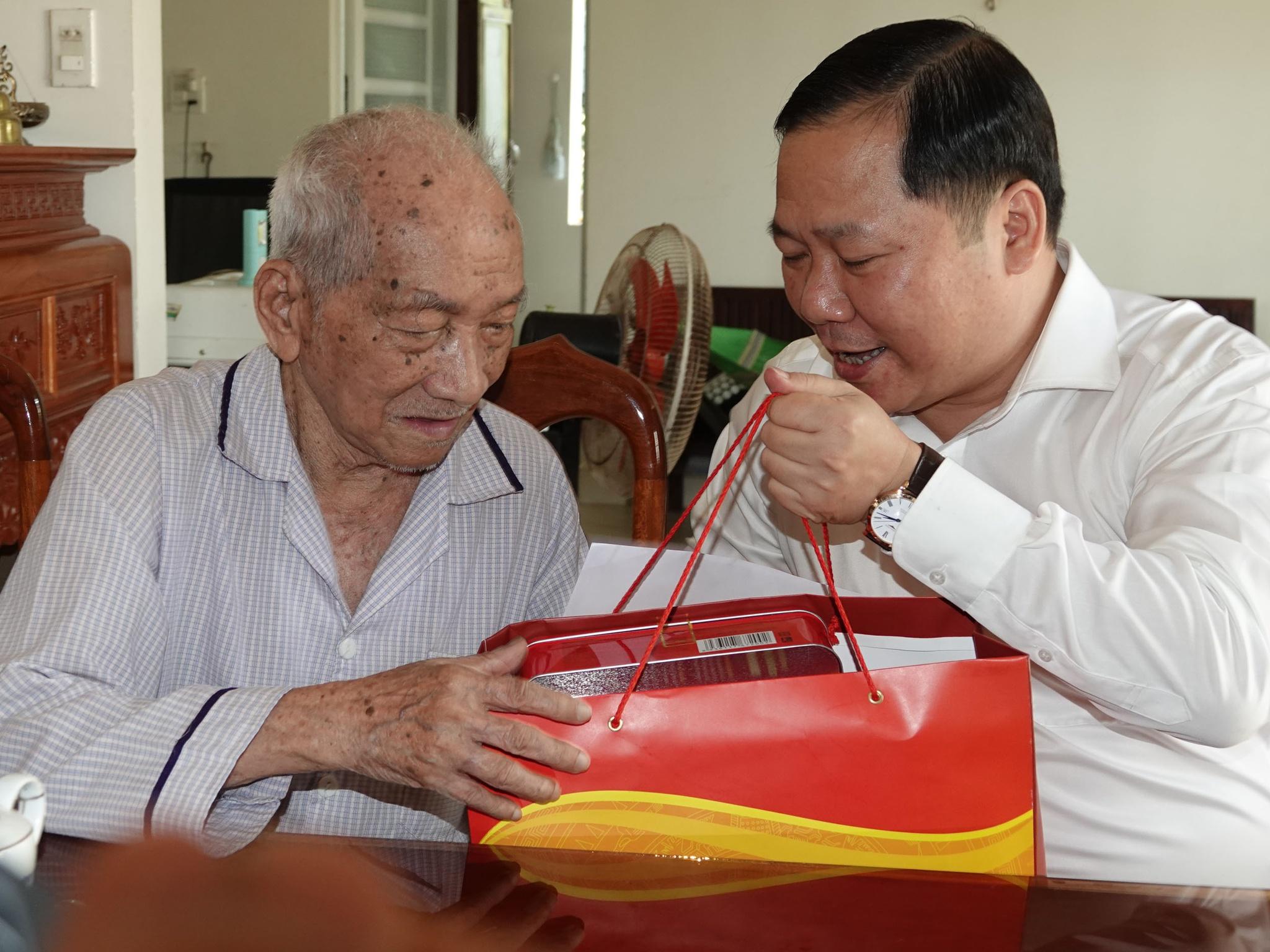 Lãnh đạo tỉnh Bình Định tặng hơn 2.000 suất quà tết cho người dân - ảnh 1