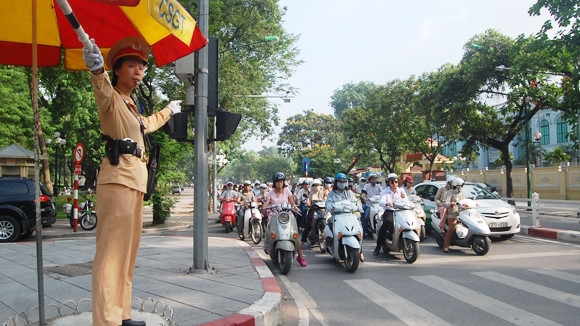 Để bảo đảm trật tự và an toàn giao thông trên đường, chúng ta cần đưa ra các giải pháp hợp lý. Điều này có thể bao gồm tăng cường tuyên truyền, xử lý nghiêm các vi phạm, cải thiện hạ tầng, v.v. Hãy xem hình ảnh liên quan để tìm hiểu những giải pháp này được thực hiện như thế nào.