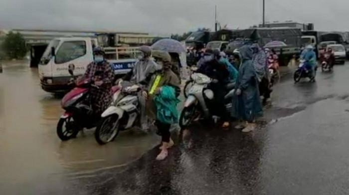 Đường ngập, CSGT Bình Định dùng xe công vụ đưa người dân qua vùng nước xiết 2