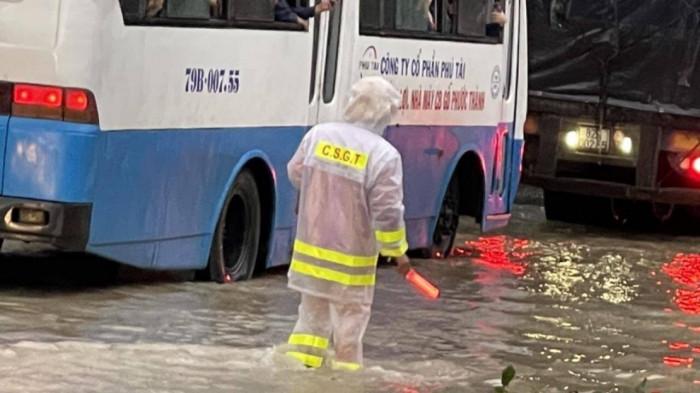 Đường ngập, CSGT Bình Định dùng xe công vụ đưa người dân qua vùng nước xiết 1
