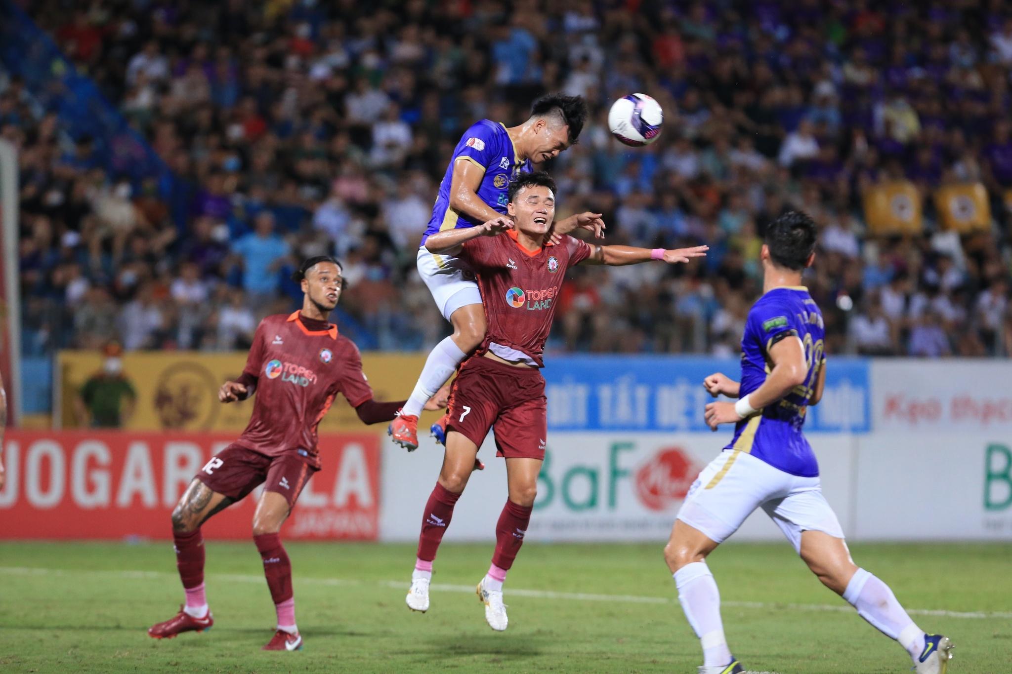 Kết quả Hà Nội FC 0-3 CLB Bình Định: Rafaelson lập hat-trick, Duy Mạnh nhận thẻ đỏ - ảnh 15