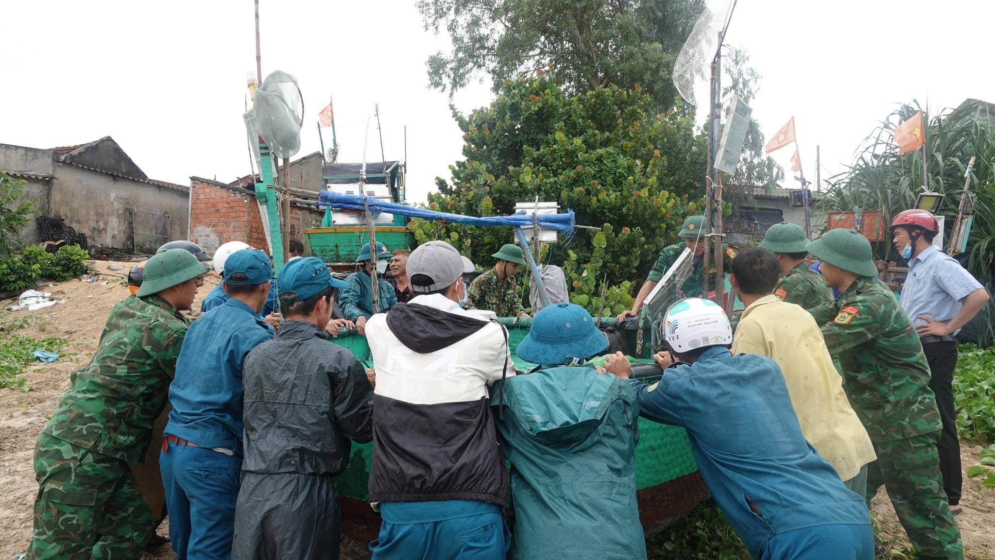 Bộ đội, công an, dân quân giúp người dân Bình Định ứng phó bão Noru - ảnh 1